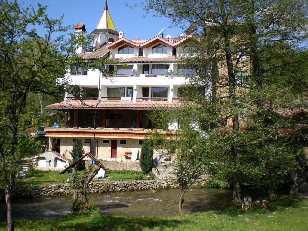 Hotel Paradise Place Kalofer Ngoại thất bức ảnh