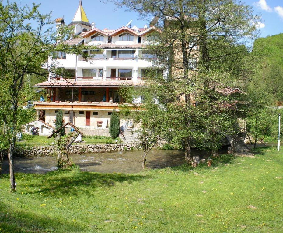 Hotel Paradise Place Kalofer Ngoại thất bức ảnh